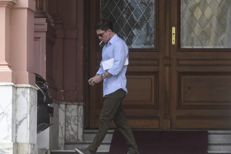 Santiago Caputo inquieto por el avance de Karina tras la caída de Marra