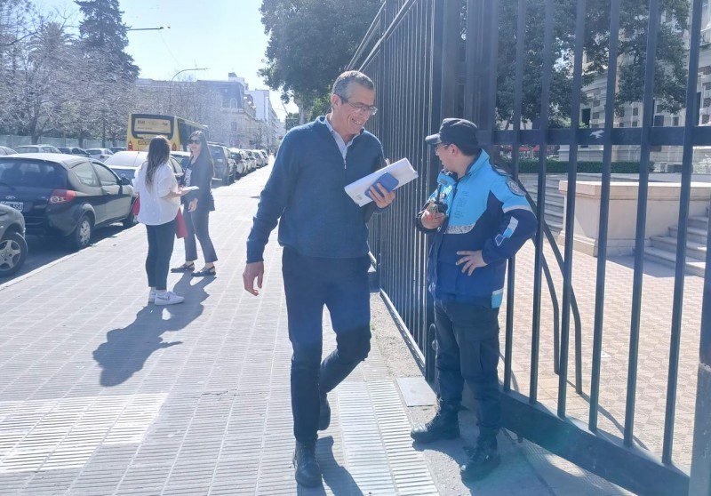 Los intendentes radicales apoyaron a Kicillof y en el PRO se despegan de la amenaza de intervención de Milei