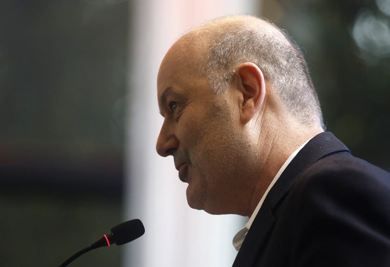 Sturzenegger aprovecha la corrida para acentuar su crítica al cambio fijo de Caputo