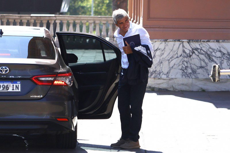 El riesgo país perforó los 500 puntos y Caputo ve una ventana para volver al mercado