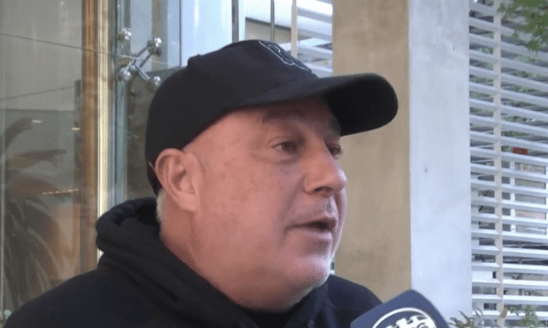 Un empresario textil trató de “payaso” a Caputo y de “idiota” a Adorni